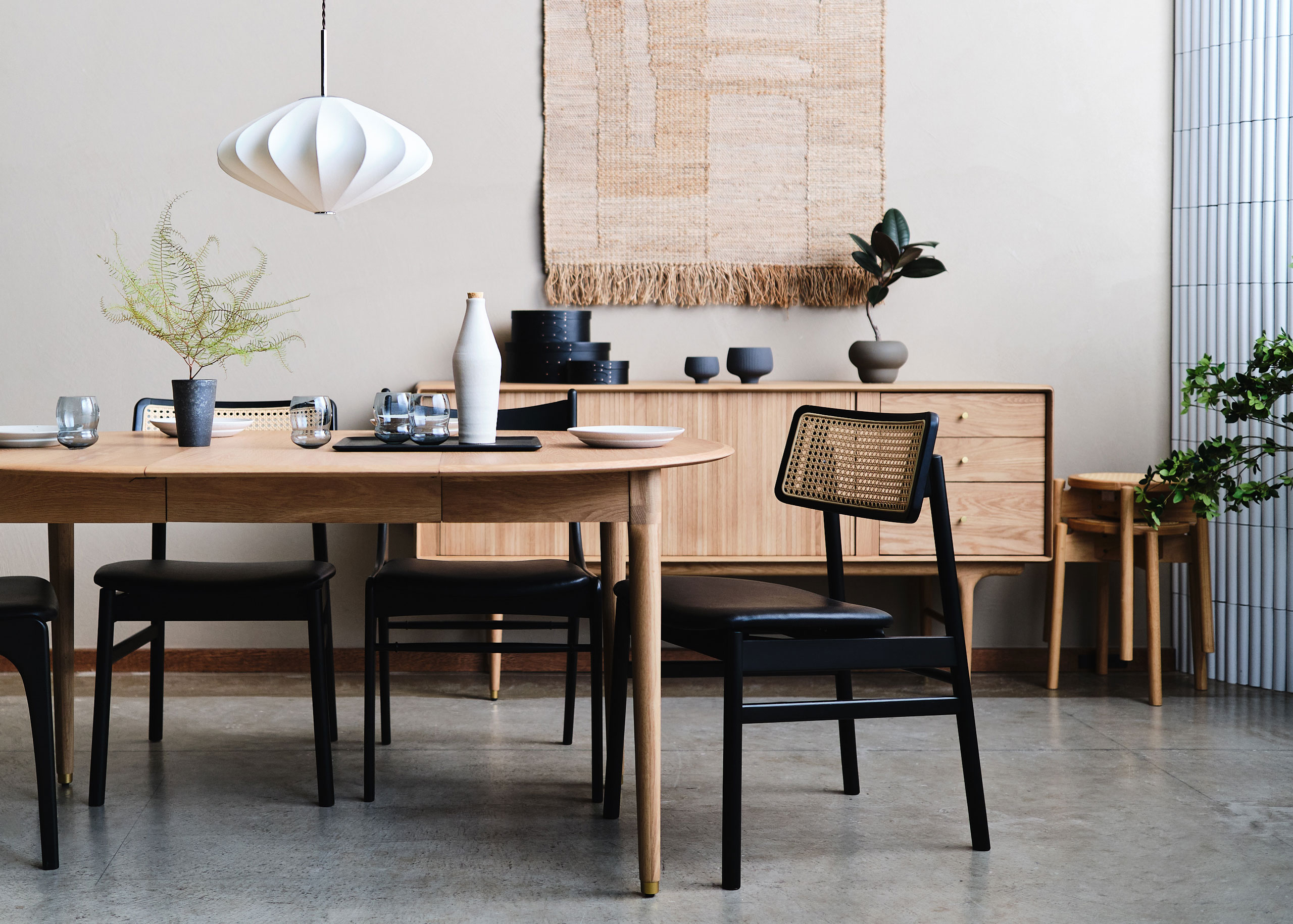 JULIE ROUND EXTENSION DINING TABLE ＆ ecruxe home CHAIRS