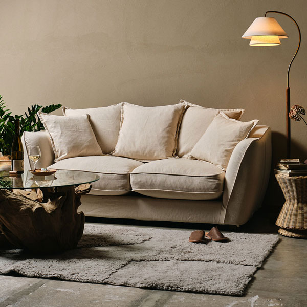 飽きずに長く愛せるタイムレスなソファ